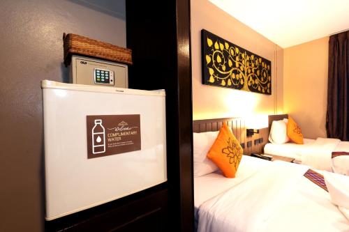 Standard Twin Room image 4