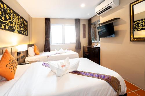 Standard Twin Room image 9