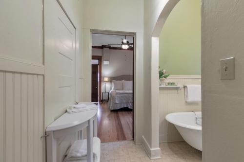 Charming Historic Home one block from MainSt in Fredericksburg, USA