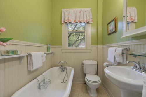 Charming Historic Home one block from MainSt in Fredericksburg, USA