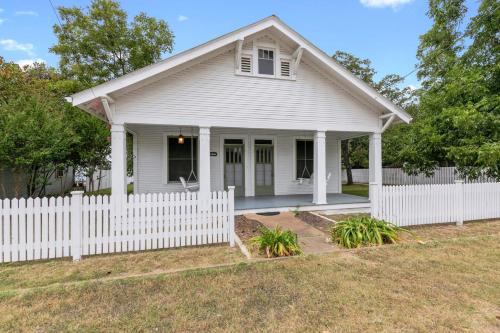 Charming Historic Home one block from MainSt in Fredericksburg, USA