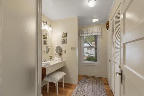 Charming Historic Home one block from MainSt in Fredericksburg, USA