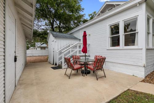Charming Historic Home one block from MainSt in Fredericksburg, USA