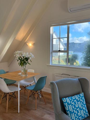 Sunny Waterfront Apartment in Macandrew Bay