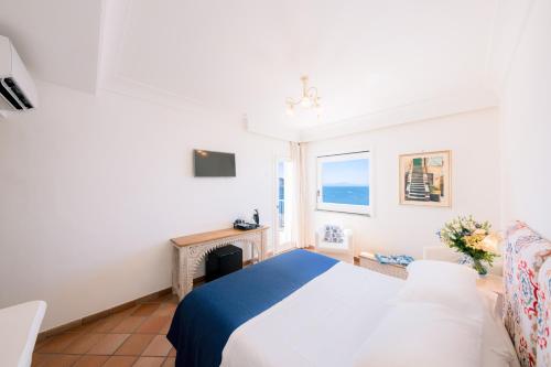 Deluxe Double Room with Sea View image 4
