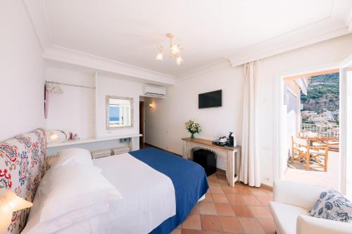 Deluxe Double Room with Sea View image 3
