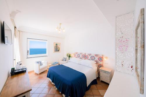 Deluxe Double Room with Sea View image 5