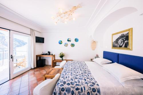 Deluxe King Room image 6