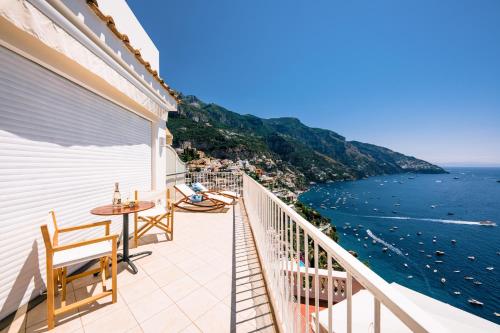 Deluxe Double Room with Sea View image 1