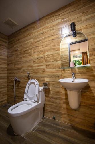 room detail thumbnail 2