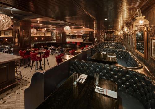 The restaurant in the Refinery New york is decorated exquisitely with leather sofas and glass light fittings 