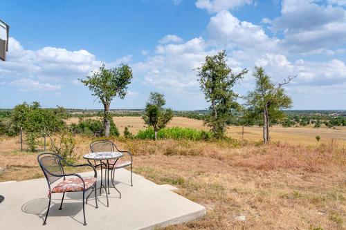 New! Luxury Cottage with Stunning Views-Spa Bath-Patio in Fredericksburg, USA