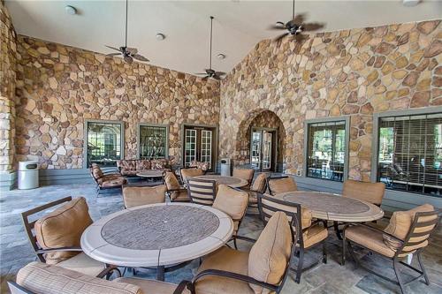 Pool view 10 miles to Disney World washer dryer kitchen Wifi two pools ground level Orlando