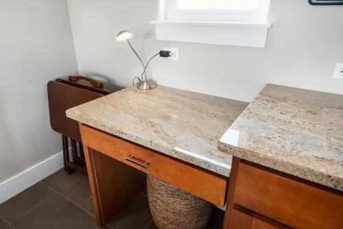 New! Luxury Cottage with Stunning Views-Spa Bath-Patio in Fredericksburg, USA
