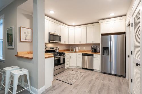 Kjøkken, Historic Haven | JZ Vacation Rentals near Cathedral Basilica of St. Louis