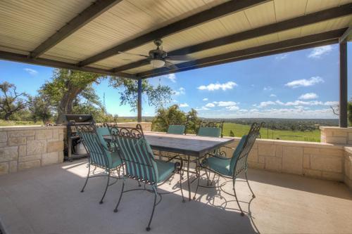 New! Luxury Cottage with Stunning Views-Spa Bath-Patio in Fredericksburg, USA