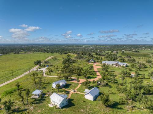 New! Luxury Cottage with Stunning Views-Spa Bath-Patio in Fredericksburg, USA