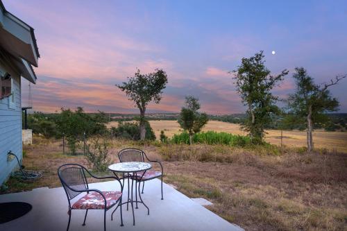 New! Luxury Cottage with Stunning Views-Spa Bath-Patio in Fredericksburg, USA