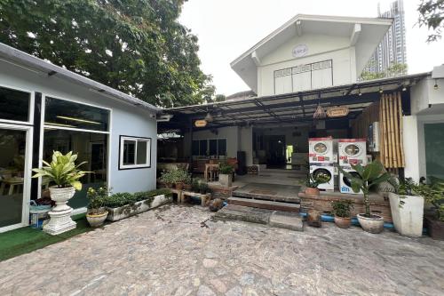 Orchid Hostel Near Bumrungrad hospital and Nana Market, Bangkok
