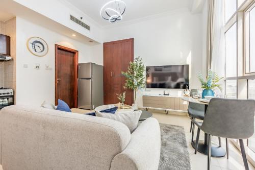 Studio Near Dubai Water Canal and Bus Station, Conveniently Close to Downtown, The Scala Tower, Business Bay by Deluxe Holiday Homes, Dubai (Foto 6)