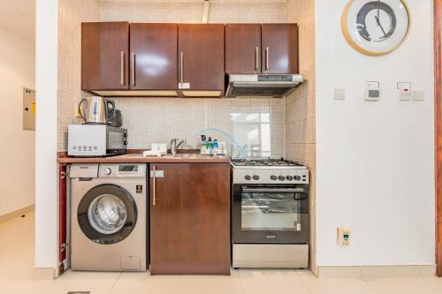 Studio Near Dubai Water Canal and Bus Station, Conveniently Close to Downtown, The Scala Tower, Business Bay by Deluxe Holiday Homes, Dubai (Foto 7)