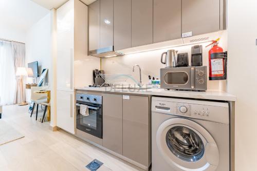 Modern Studio Near Downtown Dubai, Few Mins Walk to Hartland Greens Park, Azizi Riviera 43, Al Merkadh by Deluxe Holiday Homes, Dubai (photo 2)