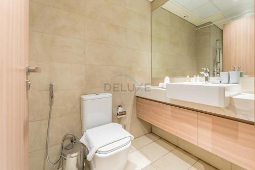 Modern Studio Near Downtown Dubai, Few Mins Walk to Hartland Greens Park, Azizi Riviera 43, Al Merkadh by Deluxe Holiday Homes, Dubai (photo 10)