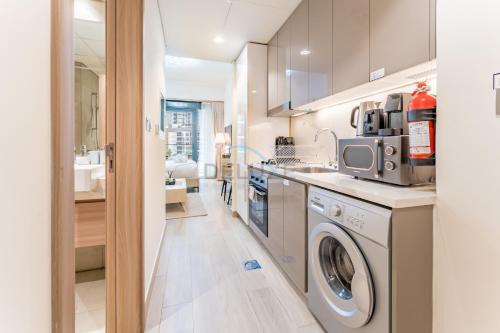 Modern Studio Near Downtown Dubai, Few Mins Walk to Hartland Greens Park, Azizi Riviera 43, Al Merkadh by Deluxe Holiday Homes, Dubai (photo 5)