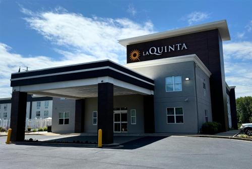 La Quinta Inn & Suites by Wyndham Lexington Park - main image