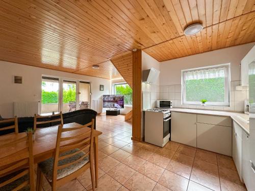 3 bedrooms, 8 beds