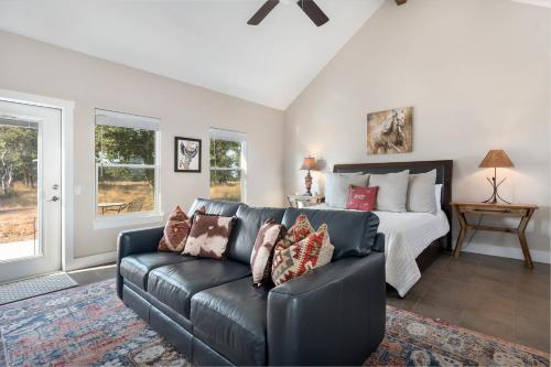New! Luxury Cottage with Views Fireplace & Grill! in Fredericksburg, USA