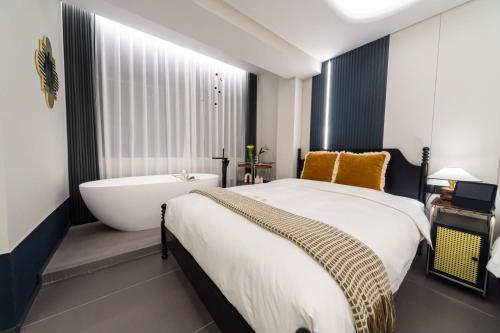 Deluxe Queen Room with Two Queen Beds image 8