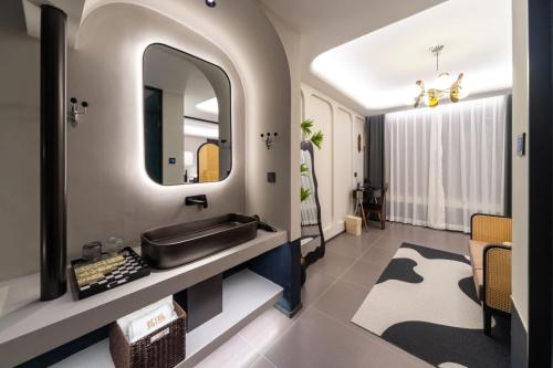 Deluxe Queen Room with Two Queen Beds image 4