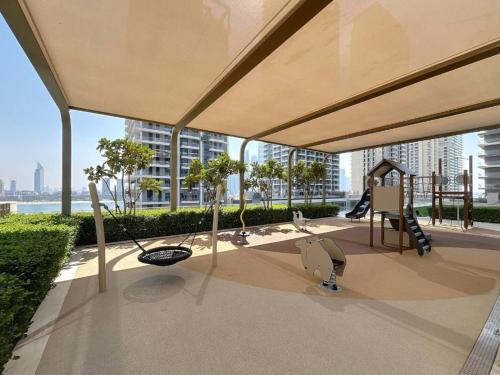 Beachfront 2BR Grand Bleu Luxe Near Dubai Palm & Marina Hotspots, Dubái (foto 8)
