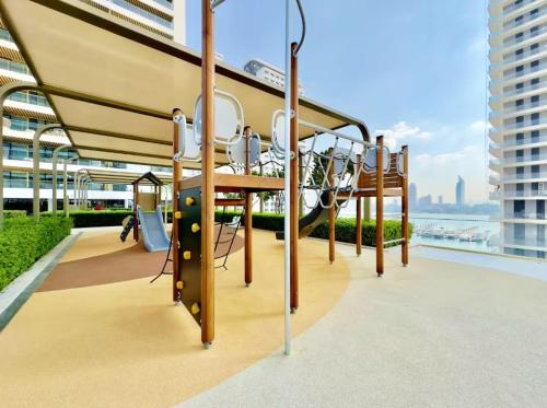 Beachfront 2BR Grand Bleu Luxe Near Dubai Palm & Marina Hotspots, Dubái (foto 6)