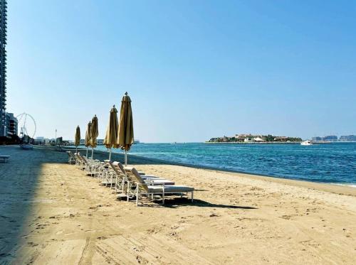 Beachfront 2BR Grand Bleu Luxe Near Dubai Palm & Marina Hotspots, Dubái (foto 7)