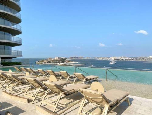 Beachfront 2BR Grand Bleu Luxe Near Dubai Palm & Marina Hotspots, Dubái (foto 2)