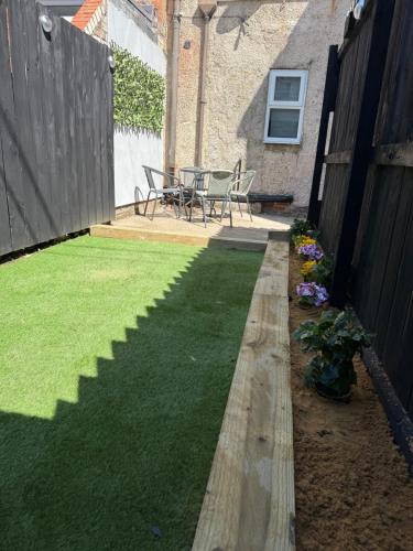 ResiLets - NEW 3 Bed Apt, Sleeps 5, Town Centre, Ideal for contractors, holidaymakers, Professional  in ไบลท์