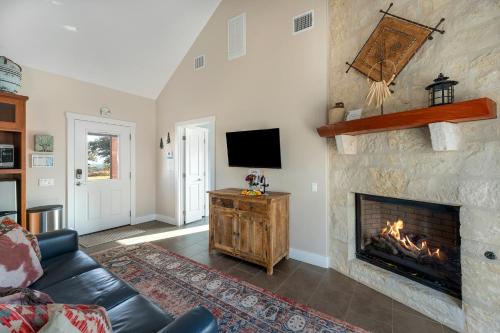 New! Luxury Cottage with Views Fireplace & Grill! in Fredericksburg, USA