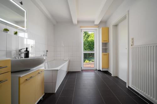 Fürdőszoba, Träumerei - Charmantes Objekt mit Kamin & großzügigem Garten (Traumerei - Charmantes Objekt mit Kamin & großzugigem Garten) in Alt Schwerin