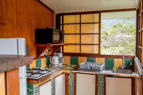 Fare miti access private white sand beach in マアタ