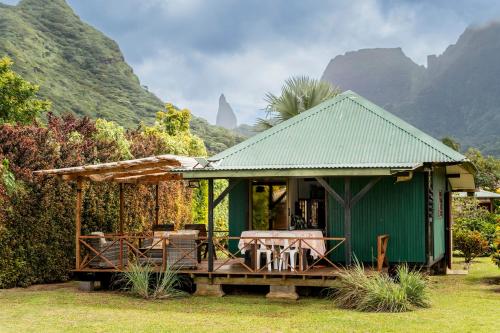 Fare miti access private white sand beach in マアタ