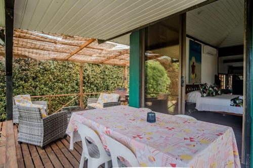 Fare miti access private white sand beach in マアタ