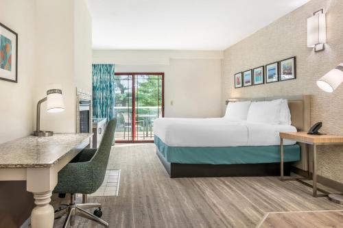 King Room with Balcony and Wet Bar