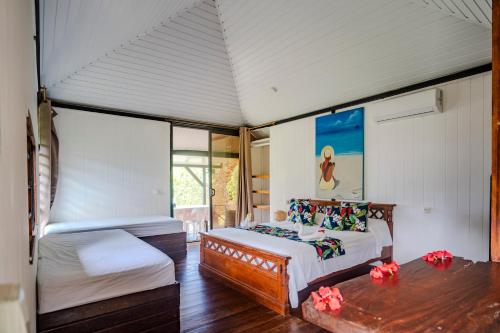 Fare miti access private white sand beach in マアタ