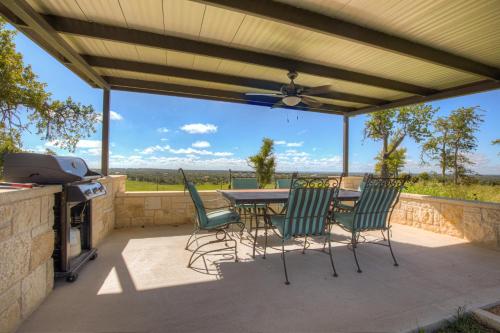 New! Luxury Cottage with Views Fireplace & Grill! in Fredericksburg, USA