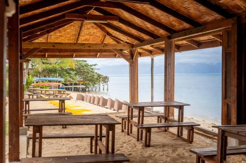 Fare miti access private white sand beach in マアタ