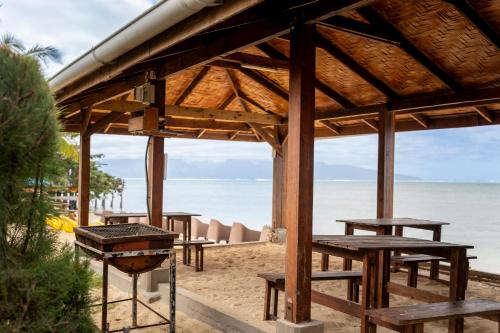 Fare miti access private white sand beach in マアタ