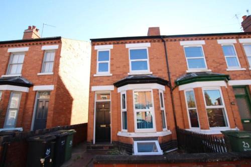 4 Double Bedroom House with Private Garden and Own Entrance