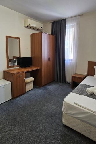 Single Room with Bathroom image 5
